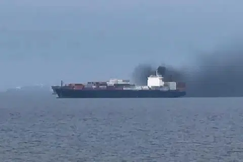 Rakaman imej daripada pelaut, Encik Wang Shang, dirakam pada 12 Mac 2026 menunjukkan kepulan asap dari kapal kargo ‘Source Blessing’. Encik Wang memberitahu agensi berita AFP, kapalnya terperangkap di laut dan tidak dapat meneruskan perjalanan melalui Selat Hormuz akibat ketegangan di laluan perkapalan penting itu ekoran perang Amerika Syarikat-Israel dan Iran.