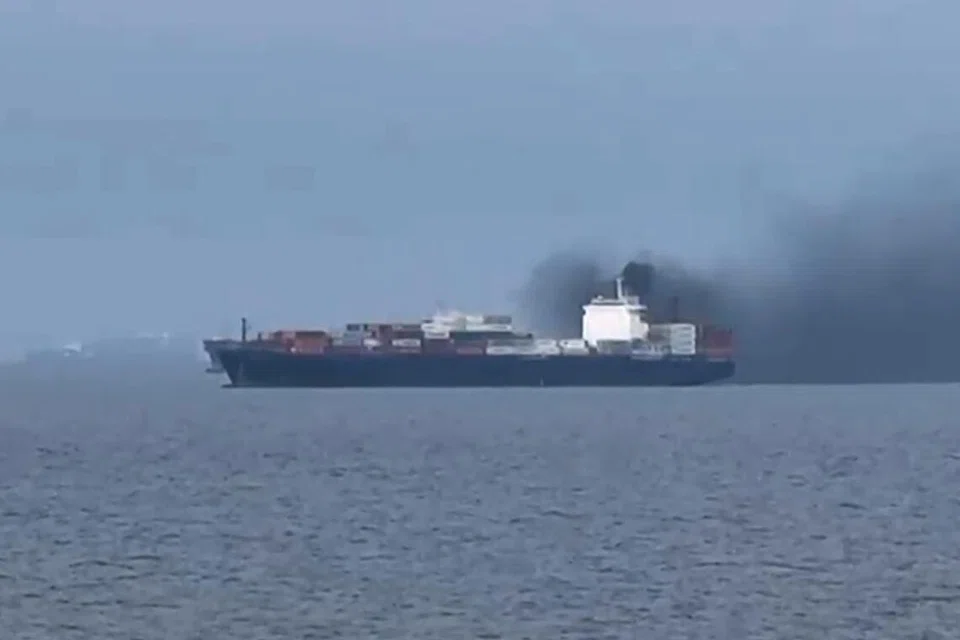 Rakaman imej daripada pelaut, Encik Wang Shang, dirakam pada 12 Mac 2026 menunjukkan kepulan asap dari kapal kargo ‘Source Blessing’. Encik Wang memberitahu agensi berita AFP, kapalnya terperangkap di laut dan tidak dapat meneruskan perjalanan melalui Selat Hormuz akibat ketegangan di laluan perkapalan penting itu ekoran perang Amerika Syarikat-Israel dan Iran.