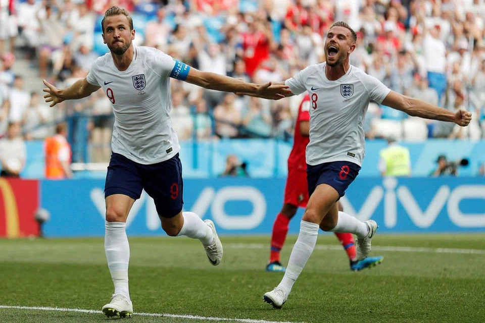 RAI GOL: Penyerang bahaya England Harry Kane (kiri) meraikan bersama pemain Jordan Henderson selepas menjaringkan gol keduanya dalam perlawanan menentang Panama kelmarin. - Foto REUTERS