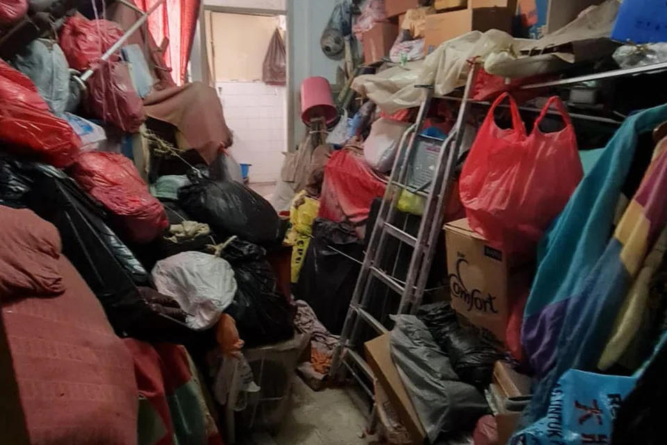 Ruang untuk Encik Hamzah (bukan nama sebenar) bergerak tersekat disebabkan barang menggunung.