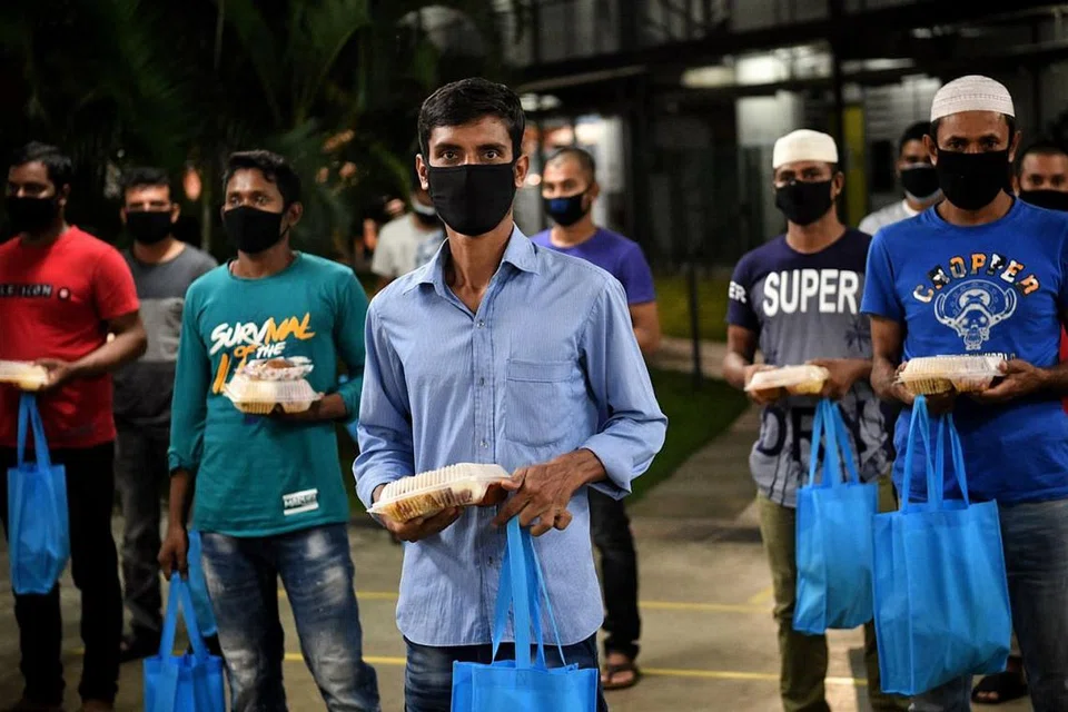 RAMADAN PERTAMA: Muslim Singapura menyambut Ramadan semalam dengan bersahur, berbuka puasa dan beribadah dirumah, dengan Timbalan Mufti Ustaz Dr Mohammad Hannan Hassan menyampaikan khutbah Jumaat pertama pada Ramadandalam satu rakaman di studio media Berita Harian. - Foto BH oleh ARIFFIN JAMAR, SYAZA NISRINA KHAIRUL LIZA