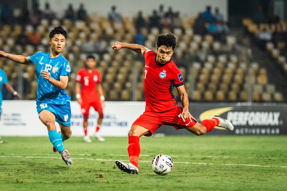 Pemain tengah Singa, Song Ui-young (kanan) memberi harapan kepada Singapura apabila menjaring gol penyamaan menentang India di Stadium Pandit Jawaharlal Nehru di Goa pada 14 Oktober. Beliau juga menjaringkan gol kemenangan S’pura, membantu pasukan menewaskan India 2-1 dan peroleh tiga mata berharga dalam kempen kelayakan Piala Asia mereka. 