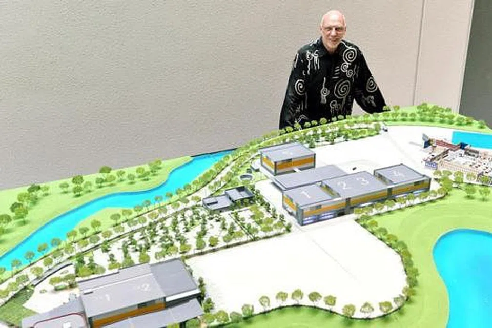 MENARUH HARAPAN TINGGI: Ketua Pegawai Eksekutif (CEO) Studio Pinewood Iskandar Malaysia, Encik Michaal Lake, yang bergambar bersama model studio, positif kelainan sekitaran yang ditawarkan studio di Iskandar itu akan menarik pembikin filem dan program televisyen daripada serata dunia termasuk di India dan Jepun. - Foto KHALID BABA