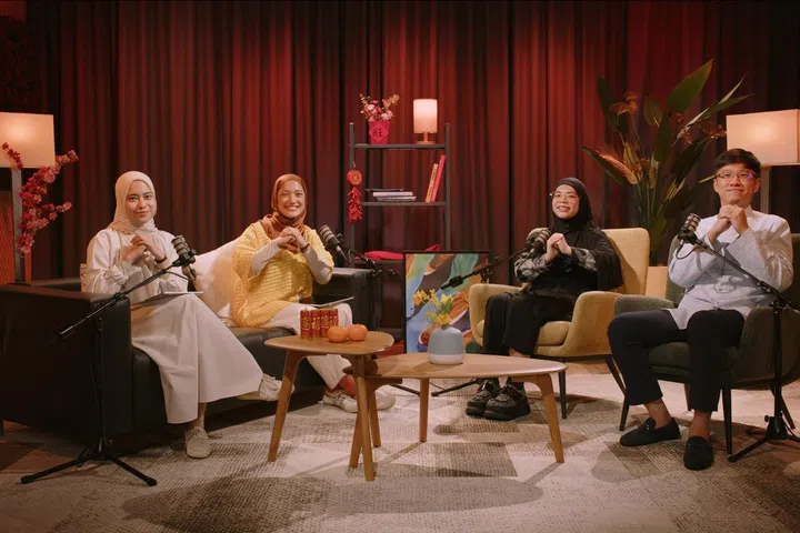 (Dari kanan) Encik Shane Ehsan Hew dan Cik Sharmin Low berkongsi pengalaman mereka meraikan perayaan Tahun Baru Cina sebagai Muslim bersama penerbit dan penyampai podcast NoTapis, Cik Natasha Mustafa dan Wartawan, Cik Batrisyia Baharim.