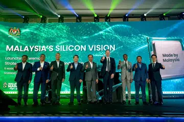 Perdana Menteri Malaysia, Datuk Seri Anwar Ibrahim (lima dari kiri) bersama Ketua Pegawai Ekskutif ARM, Encik Rene Haas (empat dari kanan), pada gimik Pelancaran Silicon Vision 2025 Kerjasama Strategik Malaysia - Peneraju Global Semikonduktor Bagi Pembangunan cip Kecerdasan Buatan (AI) di Kuala Lumpur, pada 5 Mac.