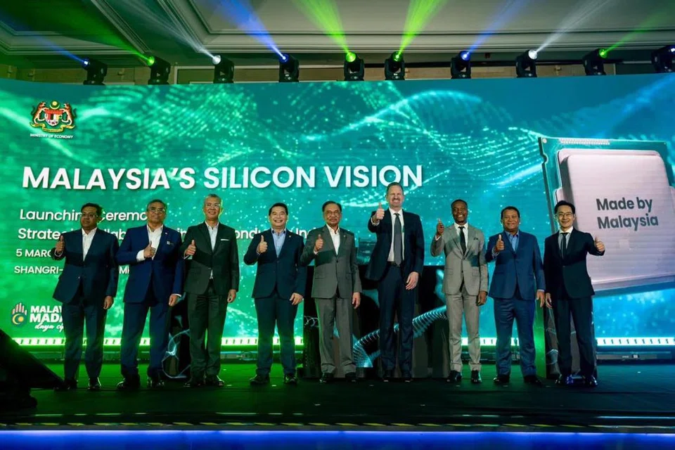Perdana Menteri Malaysia, Datuk Seri Anwar Ibrahim (lima dari kiri) bersama Ketua Pegawai Ekskutif ARM, Encik Rene Haas (empat dari kanan), pada gimik Pelancaran Silicon Vision 2025 Kerjasama Strategik Malaysia - Peneraju Global Semikonduktor Bagi Pembangunan cip Kecerdasan Buatan (AI) di Kuala Lumpur, pada 5 Mac.