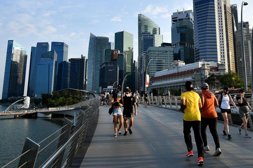 JATUH SATU TANGGA: Singapura menduduki tempat tinggi dalam perdagangan antarabangsa (kedua), pekerjaan (kedua) dan infrastruktur teknologi (ketiga) tetapi didapati kurang berdaya saing dari segi harga (ke-51).