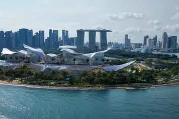 Lakaran artis bagi Therme Singapore, sebuah kemudahan kesejahteraan bernilai $1 bilion di Marina South yang dijangka dibuka pada 2030.