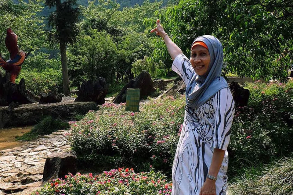 TUNJUKKAN GUNUNG TINGGI: Isteri jurugambar Khalid Baba, Cik Zailinah Mohd Zain, menunjuk ke arah Gunung Ham Rong setinggi 1,800 meter yang mengambil masa 40 minit untuk sampai ke atas bagi melihat kota Sapa.