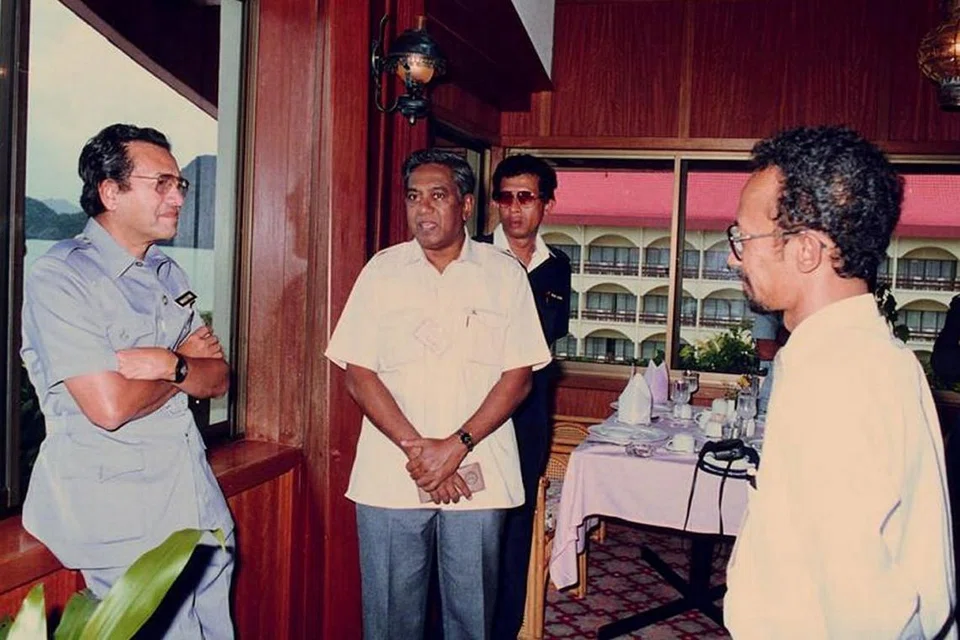 IKUT MISI KE MALAYSIA: Encik Nathan (tengah) bersama Perdana Menteri Malaysia ketika itu, Dr Mahathir Mohamad (kiri), di Langkawi ketika Perdana Menteri Encik Lee Kuan Yew ketika itu melawat Malaysia pada 1988.