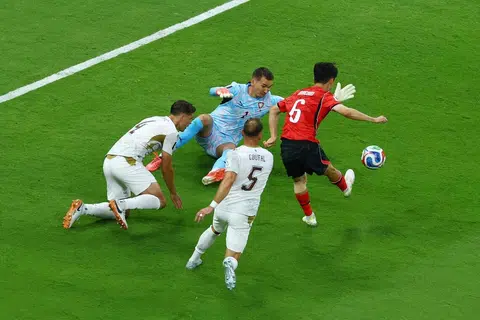 Penyerang Korea Selatan, Hwang In-beom (kanan), menjaringkan gol pertama pasukannya untuk menyama kedudukan kepada 1-1 pada minit ke-67.