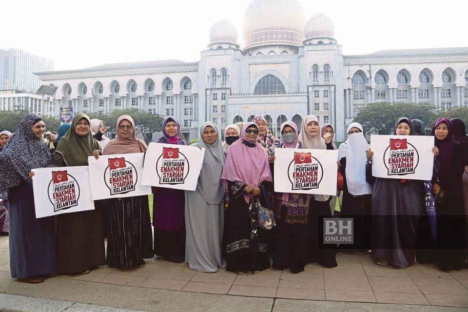 Orang ramai yang berhimpun di Istana Kehakiman Putrajaya pada hari keputusan petisyen Cik Nik Elin Zurina Nik Abdul Rashid dan anaknya, Tengku Yasmin Nastasha Tengku Abdul Rahman, yang mencabar 18 peruntukan dalam Enakmen Kanun Jenayah Syariah (I) Kelantan 2019.