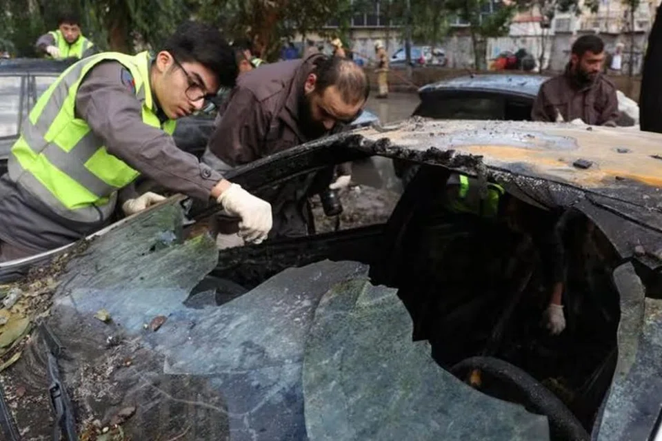 SERANGAN DRON: Anggota pertahanan awam yang bersekutu dengan Hezbollah  memeriksa kereta yang rosak susulan daripada apa yang dikatakan sumber keselamatan sebagai serangan dron Israel di pinggir bandar selatan Beirut di Dahiyeh, Lebanon pada 3 Januari 2024.