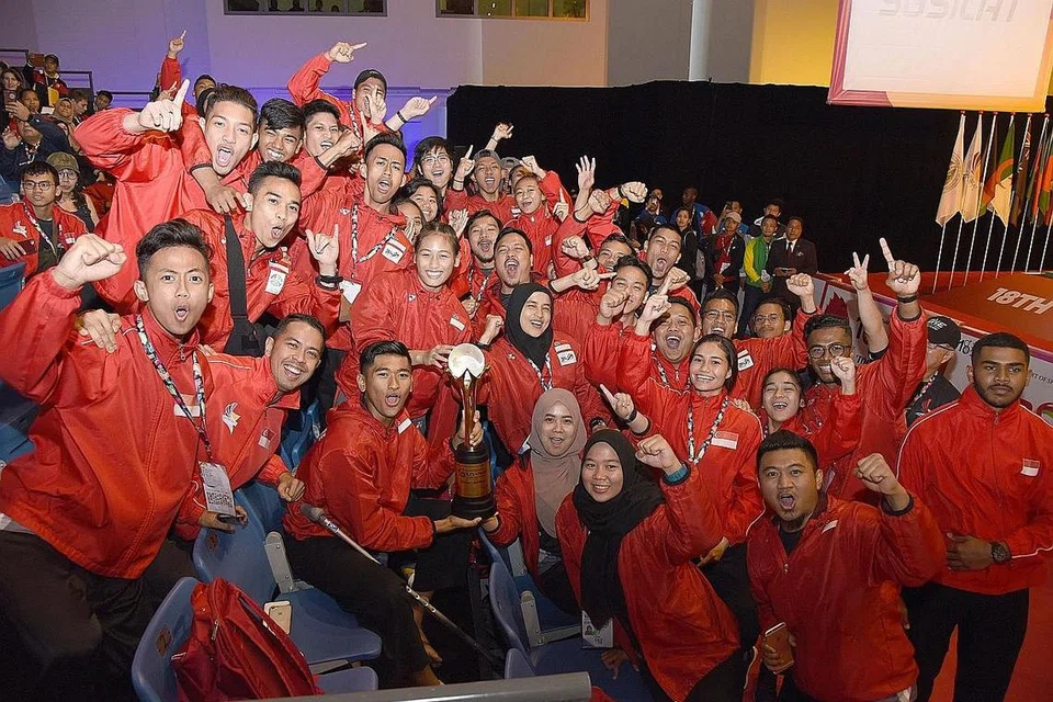 JUARA KESELURUHAN: Pasukan silat Singapura ditabal juara keseluruhan dengan sebanyak tujuh emas, enam perak dan tujuh gangsa dalam Kejohanan Pencak Silat Dunia ke-18 yang diadakan baru-baru ini di Hab Sukan Singapura. - Foto PERSISI 