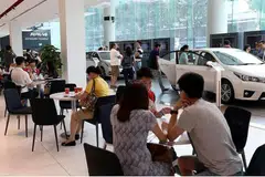 Bakal pembeli di dewan pameran Borneo Motors di Leng Kee pada 29 Mei 2016.