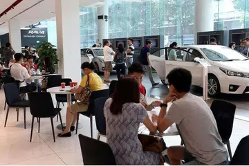 Bakal pembeli di dewan pameran Borneo Motors di Leng Kee pada 29 Mei 2016.