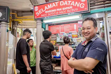 DIIKTIRAF: Encik Sumadi Sapari, pemilik generasi ketiga gerai Selamat Datang Warong Pak Sapari diberi anugerah Michelin Bib Gourmand bagi jamuan hidangan lazat dengan nilai yang amat berpatutan.