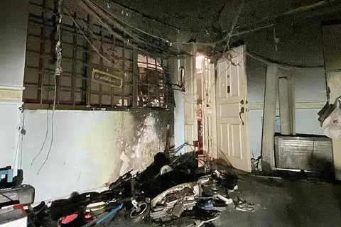 PMD PUNCA KEBAKARAN: Pasukan Pertahanan Awam Singapura (SCDF) telah memberi respons kepada satu kejadian kebakaran di unit flat tingkat empat di Blok 111 Rivervale Walk pada sekitar 5.30 pagi semalam. - Foto SCDF / FACEBOOK
