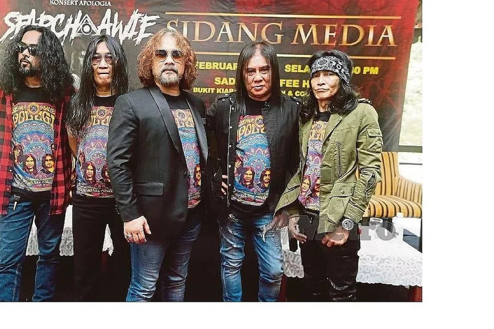BERGANDING BAHU: Awie (tengah) bersama anggota kumpulan Search bakal menjayakan bersama Konsert Apologia Search & Awie pada 28 Mac ini. - Foto HARIAN METRO