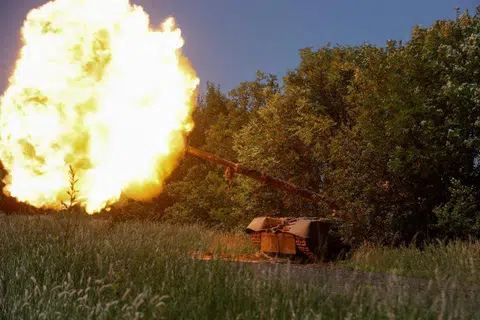BERI TENTANGAN: Tentera Ukraine melepaskan bedilan daripada kereta berperisai Russia yang mereka rampas dalam serangan bagi menawan semula kampung-kampung yang diduduki tentera Russia.