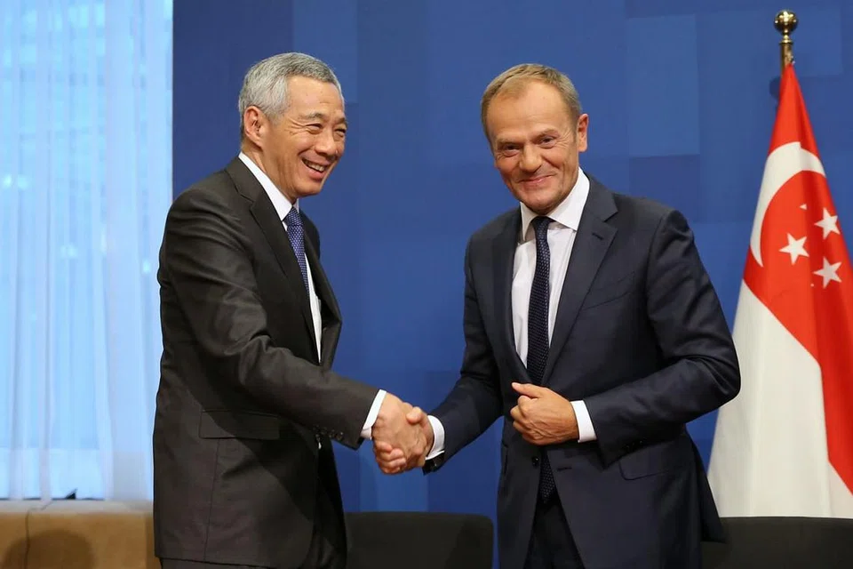 PERTEMUAN DUA PEMIMPIN: Perdana Menteri, Encik Lee Hsien Loong, dan Presiden Majlis Eropah, Encik Donald Tusk berjabat tangan sebelum majlis penandatanganan EUSFTA di Mesyuarat Asia-Eropah pada 19 Oktober lalu. - Foto ONG WEE JIN