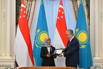 DIIKTIRAF: Presiden Kazakhstan, Encik Kassym-Jomart Tokayev (kanan) menganugerahkan Order of Dostyk (Persahabatan) of Kelas Pertama  kepada Presiden Singapura, Puan Halimah Yacob, di Istana Akorda pada Isnin. 