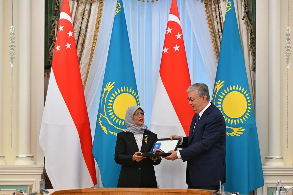 DIIKTIRAF: Presiden Kazakhstan, Encik Kassym-Jomart Tokayev (kanan) menganugerahkan Order of Dostyk (Persahabatan) of Kelas Pertama  kepada Presiden Singapura, Puan Halimah Yacob, di Istana Akorda pada Isnin. 