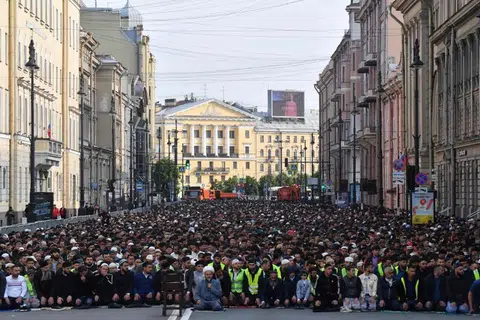 Masyarakat Islam di Russia menunaikan solat sunat Aidiladha di jalan raya di Saint Petersburg pada 6 Jun.