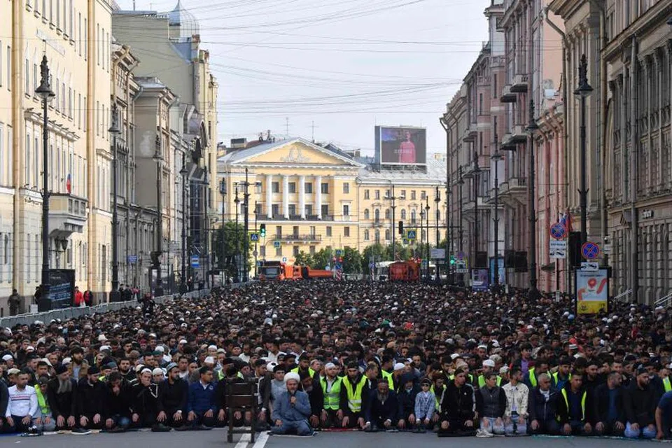Masyarakat Islam di Russia menunaikan solat sunat Aidiladha di jalan raya di Saint Petersburg pada 6 Jun.