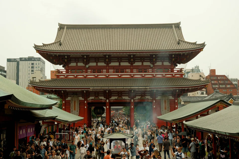 Pemandangan Kuil Sensō-ji, kuil tertua dan paling ikonik di Tokyo.