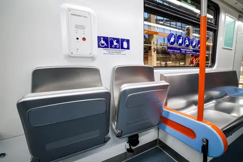 Tempat duduk yang boleh dilipat di dalam Laluan Sistem Transit Laju (RTS Link). 