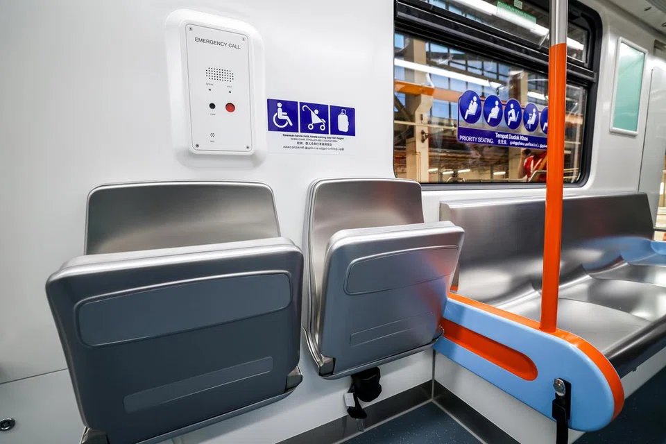 Tempat duduk yang boleh dilipat di dalam Laluan Sistem Transit Laju (RTS Link). 