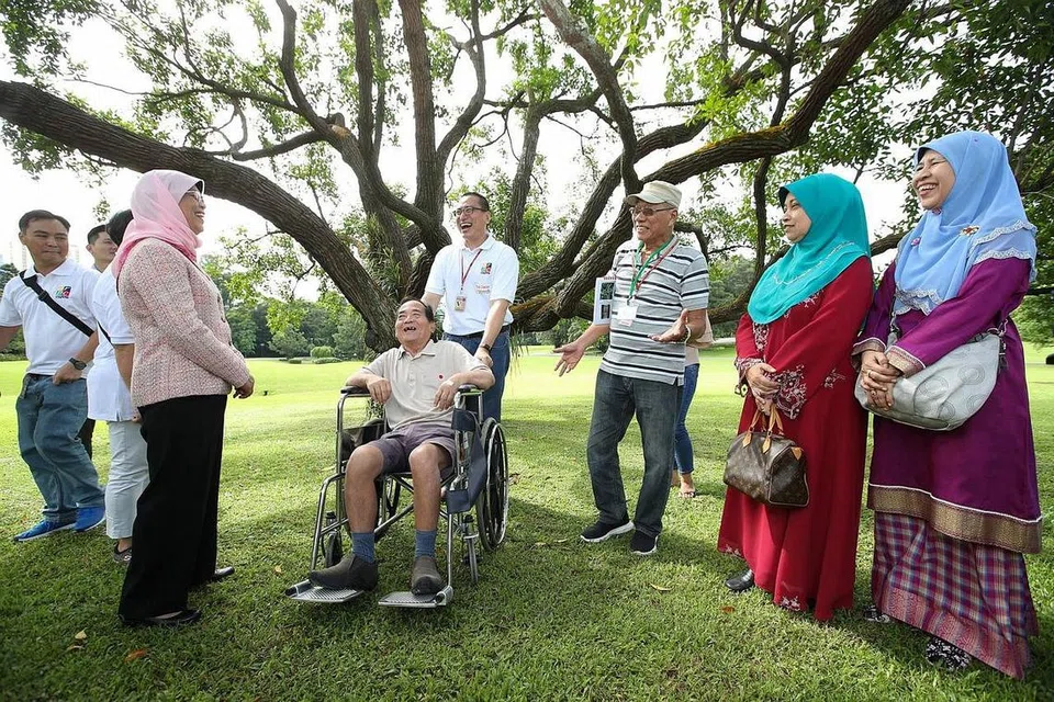 KUNJUNGI ISTANA: Presiden Halimah Yacob (kiri) berinteraksi bersama warga emas dan relawan daripada Kelab Masyarakat Bishan East dan Gereja Adam Road Presbyterian (ARPC) semasa lawatan mereka bagi siri Lawatan Taman@Istana semalam. - Foto FACEBOOK