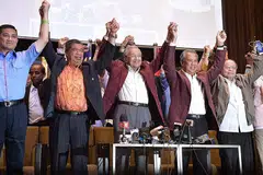 TIDAK BERTAHAN: Tun Dr Mahathir (tengah) diapit (dua dari kiri) Presiden Parti Amanah Negara (Amanah), Mohamad Sabu, Presiden Bersatu, Tan Sri Muhyiddin Yassin dan Penasihat DAP, Encik Lim Kit Siang, selepas sidang akhbar pada awal pagi 10 Mei 2018. - Foto fail
