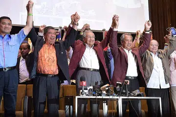 TIDAK BERTAHAN: Tun Dr Mahathir (tengah) diapit (dua dari kiri) Presiden Parti Amanah Negara (Amanah), Mohamad Sabu, Presiden Bersatu, Tan Sri Muhyiddin Yassin dan Penasihat DAP, Encik Lim Kit Siang, selepas sidang akhbar pada awal pagi 10 Mei 2018. - Foto fail