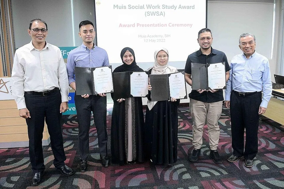KEJAR CITA-CITA: Encik Kadir Maideen (kiri) dan Encik Suhaimi Salleh (kanan) telah menyampaikan Anugerah Pembelajaran Kerja Sosial Muis kepada empat pelajar. (Dari dua dari kiri) Encik Muhammad Haiqal Sari, Cik Nur Adilah Hashim, Cik Siti Aminah Surani, dan Encik Muhammad Fayyadh Rahmat. - Foto MUIS