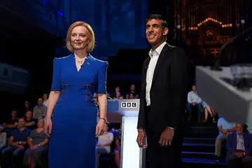 PILIHAN KEPIMPINAN PARTI KONSERVATIF: Setiausaha Luar, Cik Liz Truss (kiri) dan mantan Menteri Kewangan, Encik Rishi Sunak, dalam acara debat yang berlangsung di Dewan Victoria di Hanley, Stoke-on-Trent, Britain, yang disiarkan badan penyiaran BBC di televisyen negara itu kelmarin. - Foto REUTERS