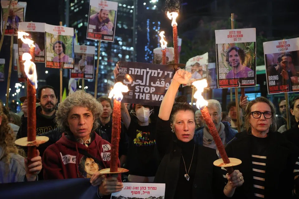 Anggota keluarga tebusan yang ditahan oleh Hamas di Gaza dan penyokong mereka menyalakan obor sebagai reaksi terhadap laporan gencatan senjata semasa protes yang menyeru agar gencatan senjata dilaksanakan dan tebusan dibebaskan, di luar ibu pejabat Parti Likud di Tel Aviv, Israel, pada 15 Januari 2025. Menurut pegawai Amerika dan Hamas, Israel dan Hamas telah mencapai perjanjian mengenai pembebasan tebusan dan gencatan senjata. 