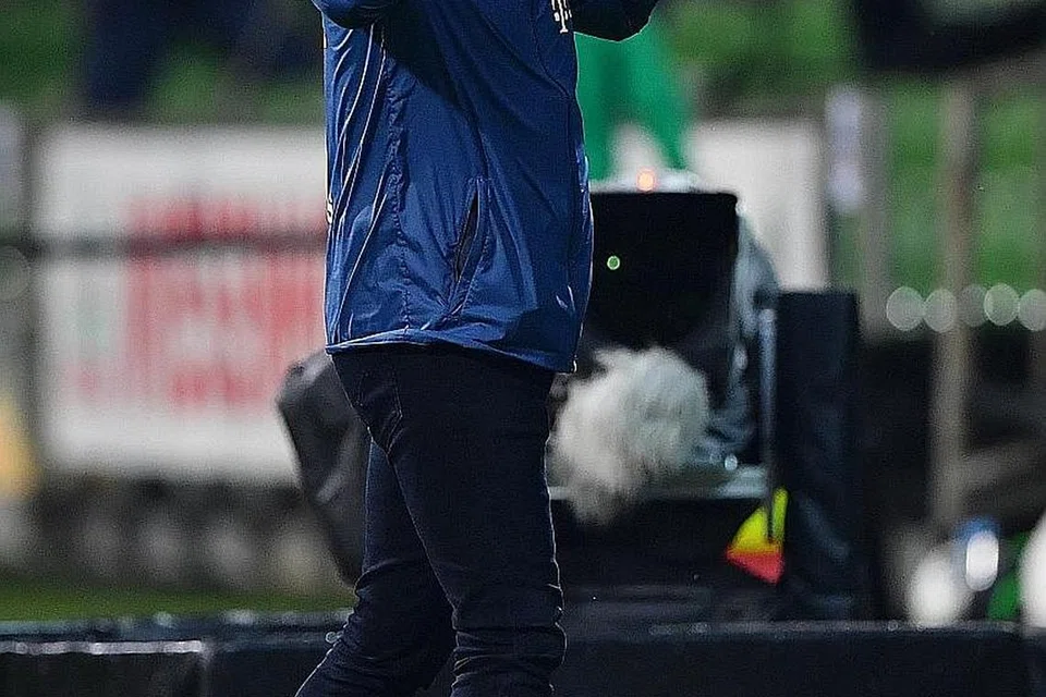 KAMI JUARA!: Jurulatih Hans-Dieter Flick, dan para pemain Bayern Munich meraikan kejayaan mereka selaku Juara Bundesliga di depan stadium yang kosong tanpa penyokong selepas menundukkan SV Werder Bremen di Wohninvest Weserstadion di Bremen, Jerman, kelmarin. - Foto EPA-EFE
