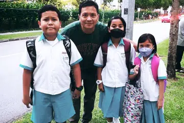 SIAPKAN ANAK MACAM ‘SENAMAN PAGI’: Encik Mohamed Rohaimi kecoh semasa menyiapkan tiga orang anak ke sekolah pada waktu pagi.