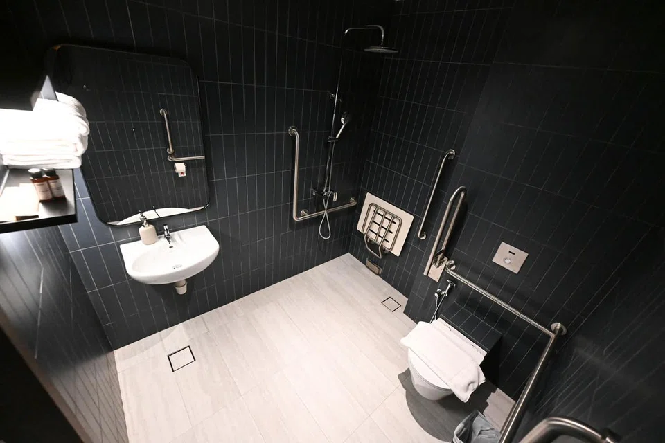 Bilik air seluas 4.4 meter persegi dalam ‘Kampong Gelam Suite’ direka mesra pengguna kerusi roda, lengkap dengan tempat duduk mandi dan palang sokongan untuk kemudahan dan keselamatan tambahan.