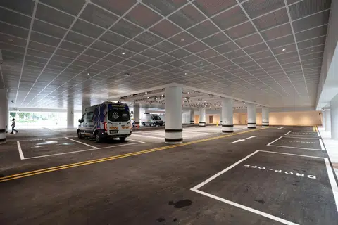 Ruang terlindung besar di kawasan ambulans di jabatan kecemasan Woodlands Health.