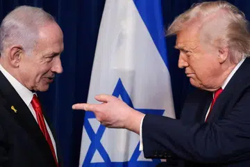 Presiden Amerika Syarikat, Donald Trump, menunding jari ke arah Perdana Menteri Israel, Benjamin Netanyahu, ketika sidang media selepas pertemuan mereka di kelab Mar-a-Lago milik Trump di Palm Beach, Florida, Amerika Syarikat, pada 29 Disember 2025.