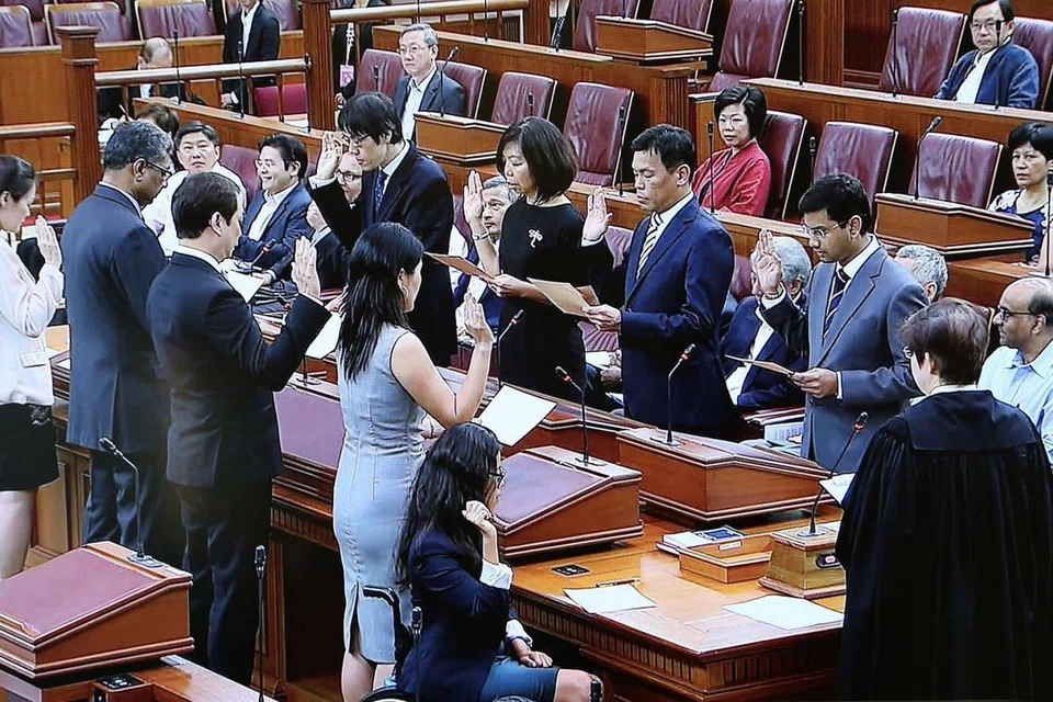 ANGKAT SUMPAH: Sembilan NMP baru mengangkat sumpah sebelum sidang Parlimen bermula semalam. - Foto ZAOBAO