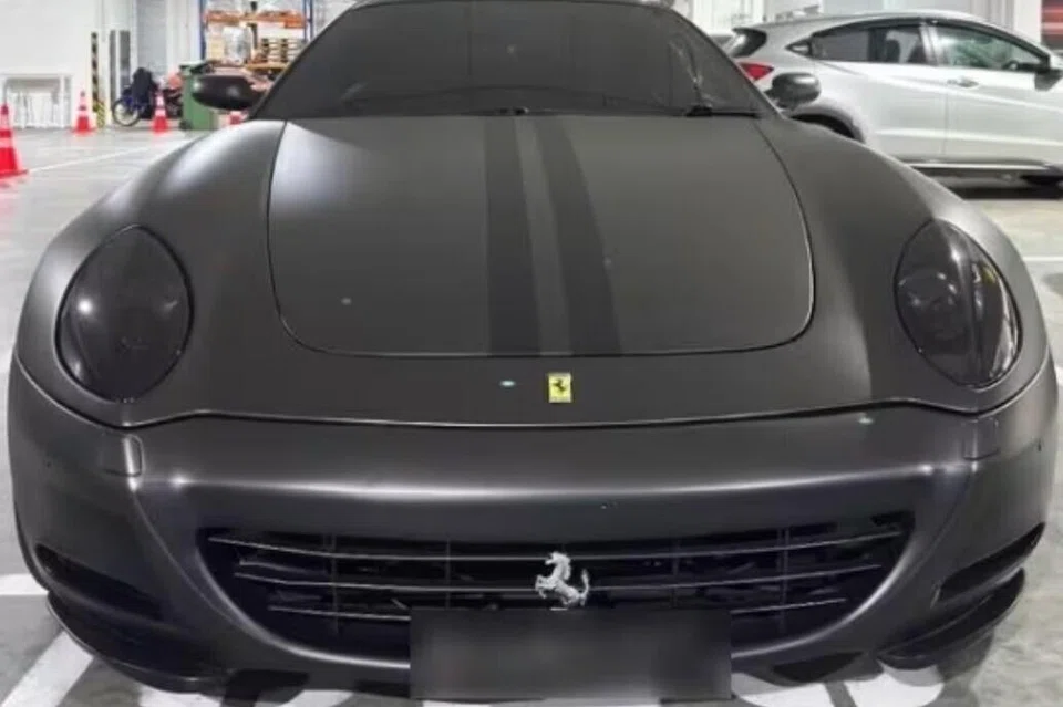 Sebuah kereta mewah yang dirampas dalam operasi Biro Narkotik Pusat (CNB).