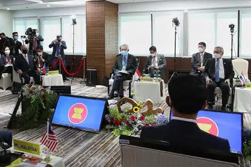 PEMIMPIN ASEAN BERHIMPUN: Pemimpin Asean, termasuk Perdana Menteri Lee Hsien Loong (kiri), berkumpul di Jakarta semalam untuk membincangkan krisis di Myanmar. Ia pertemuan secara fizikal pertama Asean sejak pandemik Covid-19. - Foto MCI