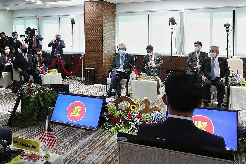 PEMIMPIN ASEAN BERHIMPUN: Pemimpin Asean, termasuk Perdana Menteri Lee Hsien Loong (kiri), berkumpul di Jakarta semalam untuk membincangkan krisis di Myanmar. Ia pertemuan secara fizikal pertama Asean sejak pandemik Covid-19. - Foto MCI