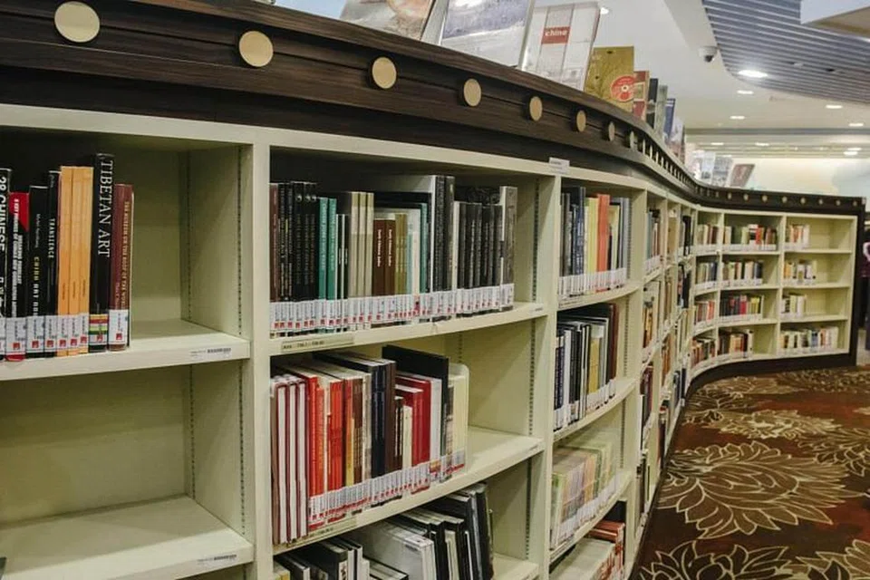 TERIMA RASUAH: Bekas pengurus NLB, Ivan Koh Siong Wee, didakwa menerima rasuah sekitar $600,000 daripada pengarah Database Resource Service, Low Pok Woen. FOTO: ST FILE