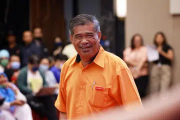 AJAK BEKERJASAMA: Datuk Seri Mohamad Sabu mengajak semua pihak termasuk pesawah, supaya berunding tentang isu bekalan dan harga beras di Malaysia.