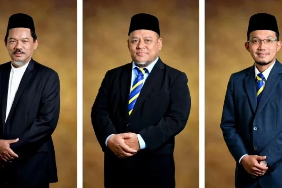 Tiga Ahli Dewan Undangan Negeri (Adun) Perlis, yang dilucutkan keahlian parti selepas menandatangani akuan bersumpah (SD) hilang keyakinan terhadap kepimpinan Menteri Besar, Encik Mohd Shukri Ramil. Dari kiri, Adun Chuping, Encik Saad Seman; Adun Bintong, Encik Fakhrul Anwar Ismail dan Adun Guar Sanji, Encik Mohd Ridzuan Hashim. 